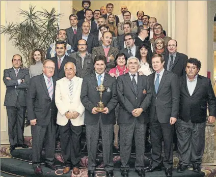  ?? FOTO: F. H. ?? Txema Olazabal en el acto en el que es designado capitán europeo de la Ryder Cup con Sergio Gómez (abajo, el primero por la derecha)