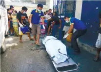  ?? CONTRIBUTE­D FOTO / ARIEL BERDON ?? FOUND AFTER FOUR
DAYS. Workers retrieve the body of Jocelyn Berdin from a septic tank in Lapu-Lapu City.