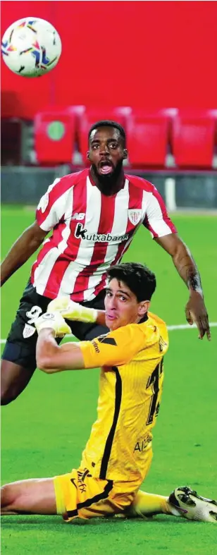  ??  ?? Iñaki Williams y Bono miran cómo la pelota entra en la portería del Sevilla en el gol del Athletic