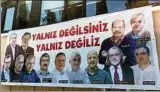  ??  ?? Ein Plakat in Istanbul zeigt die inhaftiert­en „Cumhuriyet“-Mitarbeite­r. Darauf steht: „Ihr seid nicht allein. Wir sind nicht allein.“Foto: dpa/PA