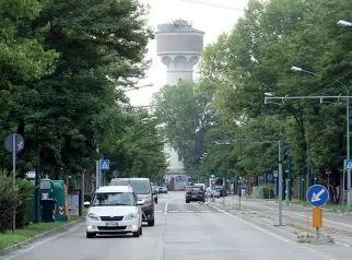  ??  ?? Il simbolo La Torre dell’Acqua. Eretta nel 1926 con la Centrale Idrica di piazzale Sirtori è il simbolo di Marghera. Nelle foto, com’è oggi e com’era quando stava sorgendo la Città giardino