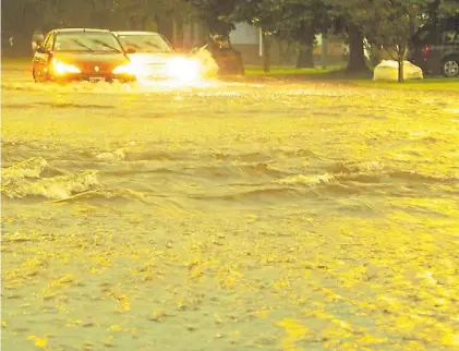  ?? FABIÁN GASTIARENA ?? Agua en las calles. La postal de Mar del Plata tras el fuerte temporal del fin de semana.