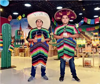  ?? Cnsphoto ?? 13 de noviembre de 2019. Dos mexicanos con sombreros y trajes típicos de su país promueven productos dentro de la Ciudad de Productos Importados de China en Yiwu.