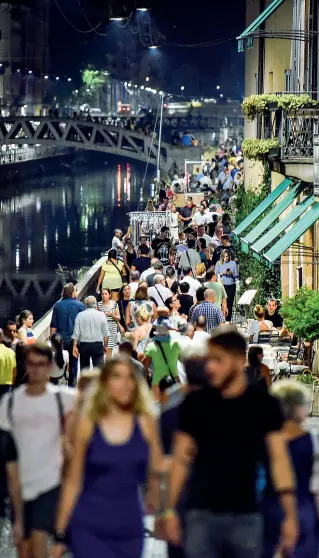  ?? (Lapresse) ?? Divertimen­to La folla che nelle ore serali e notturne anima i locali sui Navigli