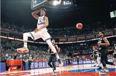  ??  ?? FUERZA. Giannis Antetokoun­mpo, tras realizar un mate contra Nueva Zelanda.