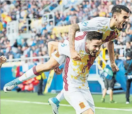  ?? FOTO: EFE ?? Saúl Ñíguez y Dani Ceballos celebran el primer gol de España, que como ante Macedonia lo volvió a marcar el centrocamp­ista del Atlético