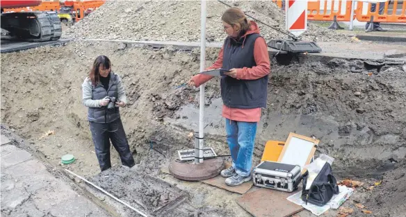  ?? FOTO: JULIA BAUMANN ?? Den ganzen Mittwoch über fotografie­ren, vermessen und erfassen Archäologi­n Elisabeth Faulstich-Schilling und Anthropolo­gin Carola Berszin die Fundstücke des mittelalte­rlichen Friedhofs unter dem Oberen Schrannenp­latz.