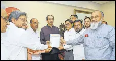  ?? HT PHOTO ?? Sangh presents letter of support to Uddhav Thackeray