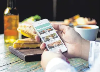 ?? FOTO: TOO GOOD TO GO ?? Wer seinen leeren Teller füllen möchte, kann dies über die App „Too Good To Go“tun – und zwar mit günstigere­n Lebensmitt­eln.