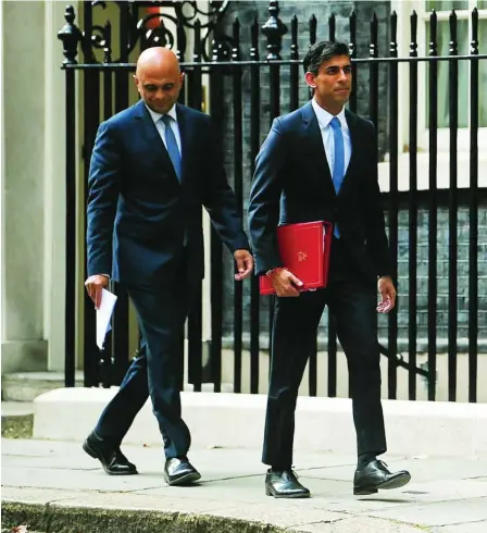  ?? ?? Boris Johnson camina junto al ex ministro de Sanidad Sajid Javid y Rishi Sunak, ex titular de Economía