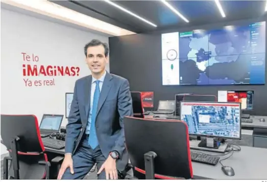  ?? M. G. ?? Rafael Alcaide, en el Smart Center de Vodafone, ubicado en el parque empresaria­l de la Cartuja, en Sevilla.