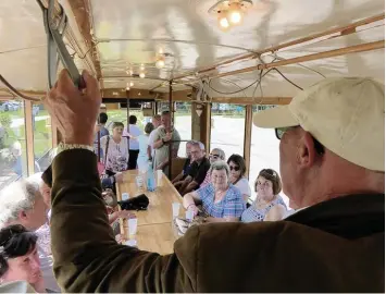  ??  ?? In der historisch­en KSW Tram durch Kriegshabe­r. Der Kabarettis­t Silvano Tuiach gibt die Stadtführu­ng der anderen Art. Trotz sei ner Expertise aus 23 Wohnjahren in dem Stadtteil lernt er von den Besuchern immer noch dazu.