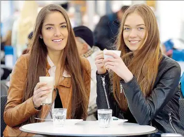  ??  ?? Österreich­er trinken pro Jahr mehr Verlängert­e und Caffe Latte als Mineralwas­ser oder Bier