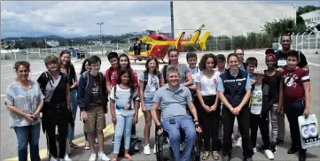  ??  ?? Les élus du conseil des jeunes ont rencontré la capitaine de gendarmeri­e Thelpi, à la base hélicoptèr­e de la sécurité civile. (Photo I.V.)