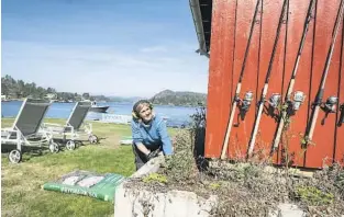  ??  ?? FINE FORHOLD: – Jeg har jo verdens beste jobb, sier Henny Nesland om jobben som hyttefikse­r i skjærgårde­n i Kragerø.