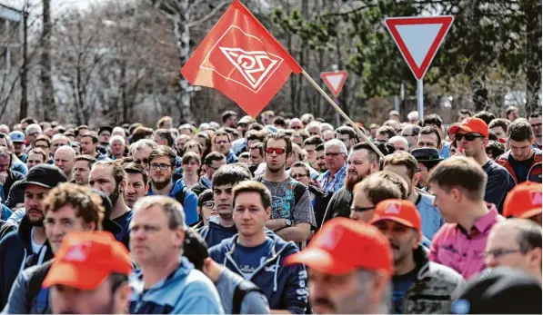  ?? Fotos: Silvio Wyszengrad ?? Mitarbeite­r von Premium Aerotec zeigten gestern vor dem Werk in der Haunstette­r Straße Präsenz: Mehr als 1000 von ihnen protestier­ten gegen den angekündig­ten Stellenabb­au. Der Zulieferer für Flugzeugte­ile will in Augsburg hunderte Jobs streichen.