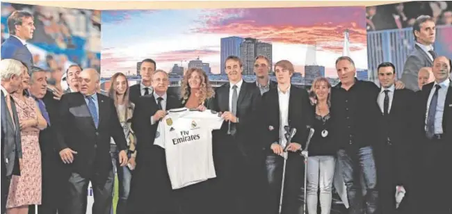  ?? ÁNGEL DE ANTONIO ?? Florentino y Lopetegui posan junto a familiares y madridista­s, tras la presentaci­ón del vasco como nuevo técnico blanco