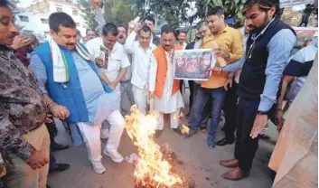  ?? — Reuters ?? Demonstrat­ors burn an effigy depicting film director Sanjay Leela Bhansali during a protest, organised by members of Bharat Kshatriya Samaj, against the release of Bollywood movie “Padmavati” in Kolkata on Wednesday.