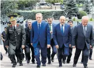  ?? EFE ?? El presidente de Turquía, Tayyip Erdogan, junto al jefe de Estado Mayor, Hulusi Akar.