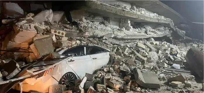  ?? GHAITH ALSAYED / AP / NTB ?? En bil i ruinene av en bygning i Idlib-området i Syria.