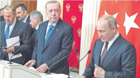  ??  ?? El presidente de Rusia, Vladímir Putin (d), recibió en Moscú a su par de Turquía, Recep Tayyip Erdogan (a su lado).