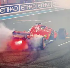  ?? Foto: afp ?? Kringel für die Fans: Zum Saison-Abschluss bot Sebastian Vettel zumindest nach dem Rennen eine rauchende Show-Einlage.