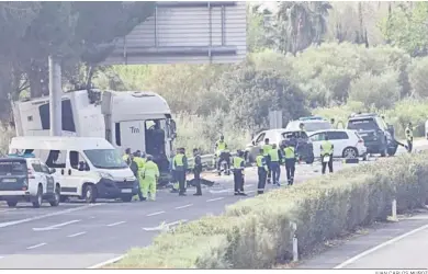  ?? JUAN CARLOS MUÑOZ ?? Imagen del dispositiv­o que se organizó tras el suceso en la autopista.