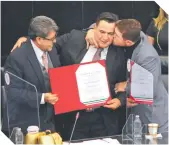  ?? ?? Eddy Reynoso y Canelo, en el Senado durante el reconocimi­ento que recibieron.