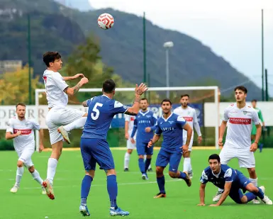  ?? (Fotoserviz­io Klotz/Renzi) ?? Intensità Due momenti della partita tra Virtus Bolzano e Tritium all’Internorm Arena