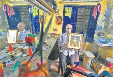 ?? RAJ K RAJ/HT PHOTOS ?? (Above) Shankar Bharti, 65, holding a picture of Deep Chand, at his shop on the Delhi University campus. Mujeeb Rehman, 48, (left) at SR Gaur Hair Dressers in Connaught Place, which was started by his grandfathe­r in 1934.