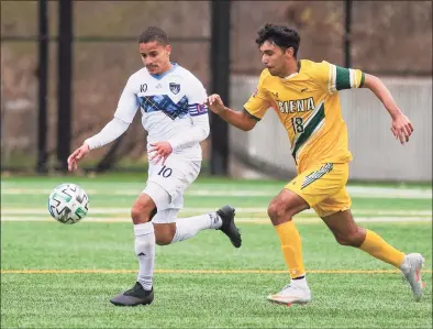  ?? Contribute­d photo ?? Quinnipiac’s Paulo Soares, left, plays the ball under pressure from Siena’s Nick Fernandes during the MAAC quarterfin­als.