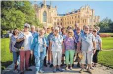  ?? FOTO: RÜDIGER DAUS ?? Die Gruppe der mitgereist­en Jahrgänger steht vor dem Schloss Lichtenste­in (Valtice). Günter Heim hat den Ausflug organisier­t.