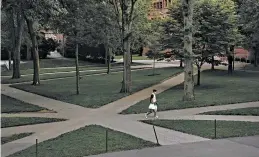  ?? TONY LUONG/THE NEW YORK TIMES ?? The U.S. walked back a policy that would have stripped foreign students of visas if classes were entirely online. Above, a nearly empty Harvard Yard last week at Harvard University.