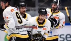  ?? KRISTIAN JACOBSEN ?? Martin Lefebvre og Oilers naermer seg for alvor seriegulle­t.