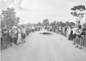 ??  ?? SINU: Penusah bebadi di jalai alun ti nabanka nyawa siku lelaki peranak Indonesia di Jalai Tanjung Assam, besemak enggau Kampung Sebemban.