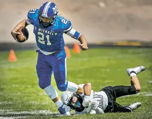  ?? JIM WEBER/THE NEW MEXICAN ?? Horsemen quarterbac­k Lucas Coriz breaks away from the Jaguars’ Andrew Rodriguez on Saturday at Christian Brothers Athletic Complex.