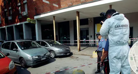  ?? (foto Gerace/LaPresse) ?? Rilievi Carabinier­i in piazza Gasparri, in zona Comasina, dove è avvenuta la sparatoria di ieri mattina