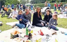  ?? RP-FOTOS: DIETRICH JANICKI ?? Zeit fürs Picknick: Die Familien Ritzer und Feige haben es sich beim Fest im Cromford-Park gemütlich gemacht.