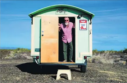  ?? Jessica Bruder ?? AMERICAN NOMADS such as Lou Brochetti have chosen to live on the road in vehicles like his homemade gypsy wagon.