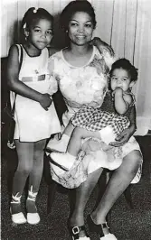  ?? (KEYSTONE/ MARTIAL TREZZINI) ?? La mère d’Helene Cooper, avec ses deux filles, Helene, à gauche, et sa soeur Marlene, dans les années 1970, à Monrovia.