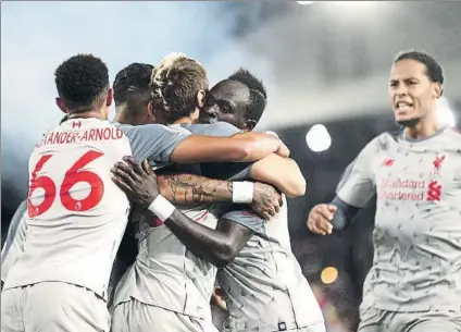  ?? FOTO: GETTY IMAGES ?? Mané, celebrando con sus compañeros su gol, el segundo del Liverpool anoche ante el Crystal Palace en Selhurst Park