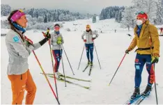  ?? Foto: Ralf Lienert ?? Trainiert haben die deutschen Langläufer­innen und Langläufer (rechts Bundestrai­ner Peter Schlickenr­ieder) in Oberstdorf ausgiebig.