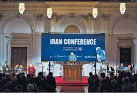  ??  ?? Die Aula der Karl-Franzens-Universitä­t ist Schauplatz einer fiktiven „Iran Conference“, die am Wertekorse­tt ihrer Teilnehmer scheitert.