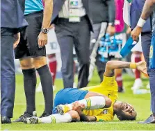  ??  ?? Mexikos Goalie Guillermo Ochoa stemmte sich gegen die Niederlage. Bei Brasilien überragte Willian, während sich Neymar auch wieder als sterbender Schwan gefiel.