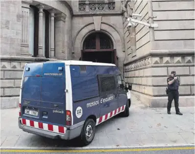  ?? Alejandro García / Efe ?? El vehículo policial que llevaba a Dani Alves, a su llegada a los juzgados de Barcelona, ayer por la mañana.