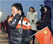  ??  ?? In viaggio Wang Fuman a sinistra nella foto diventata virale. In alto a Pechino