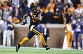  ?? WADE PAYNE — THE ASSOCIATED PRESS ?? Tennessee quarterbac­k Hendon Hooker (5) rolls out to pass during the first half against Kentucky last Saturday, Oct. 29, in Knoxville, Tenn.