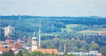  ??  ?? Osterbuche­r Steige: Vorn die Salvatorki­rche in Aalen, hinten der Schönenber­g in Ellwangen.