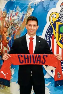  ??  ?? RETO.Jesús Molina posó con la bufanda de Chivas tras su presentanc­ión.