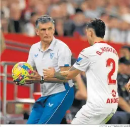  ?? FOTOS: ANTONIO PIZARRO ?? Montiel, poco acertado, le pide el balón a Mendilibar.